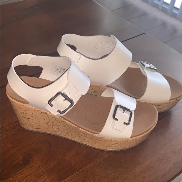 Sketchers luxeFoam White Wedge Sandals Sz 10 NWOT - Picture 2 of 9